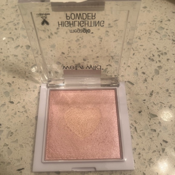Limited edition wet and wild highlighter - Picture 2 of 4